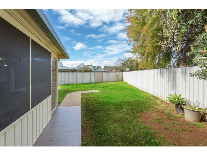4 Rosella Place, Mount Austin NSW 2650