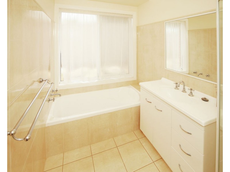 4 Fisher Place, Lloyd NSW 2650