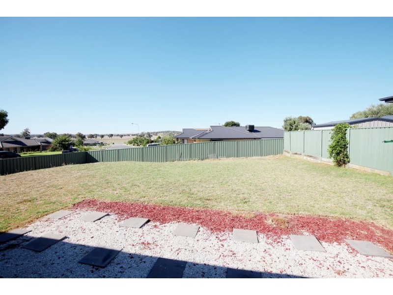 27 Melaleuca Drive, Forest Hill NSW 2651