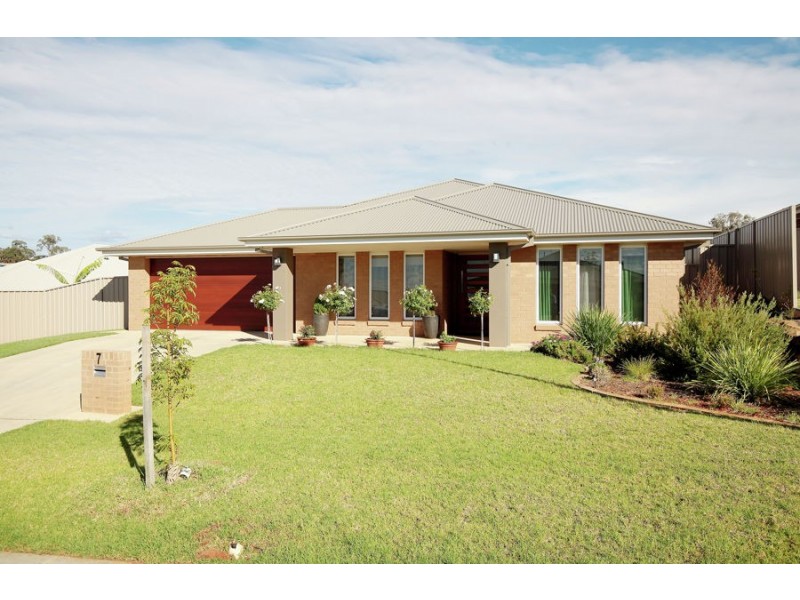 7 Pooginook Place, Bourkelands NSW 2650