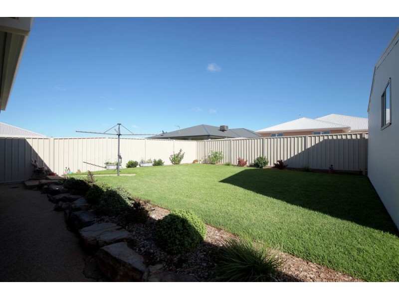 16 Ross Parkway, Estella NSW 2650
