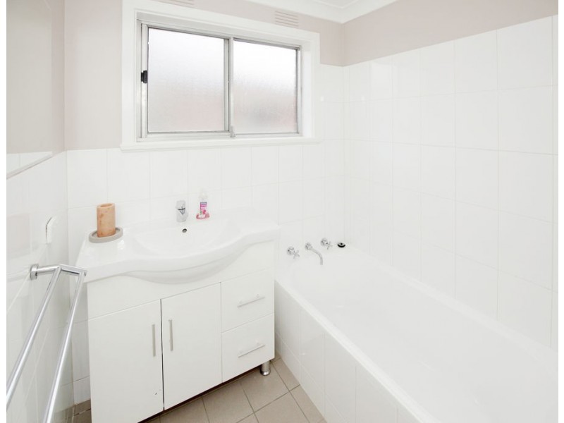 9 Geneva Crescent, Lake Albert NSW 2650