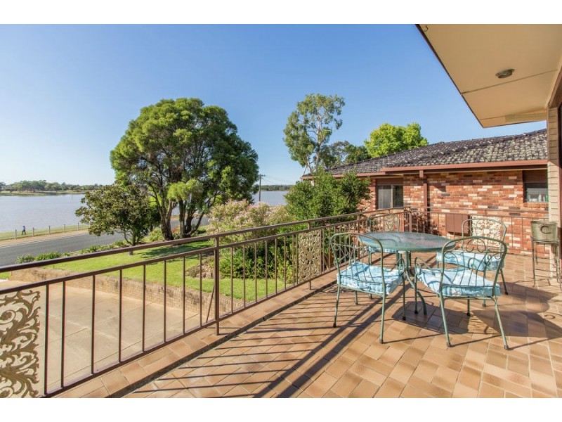 28 Lakeside Drive, Lake Albert NSW 2650