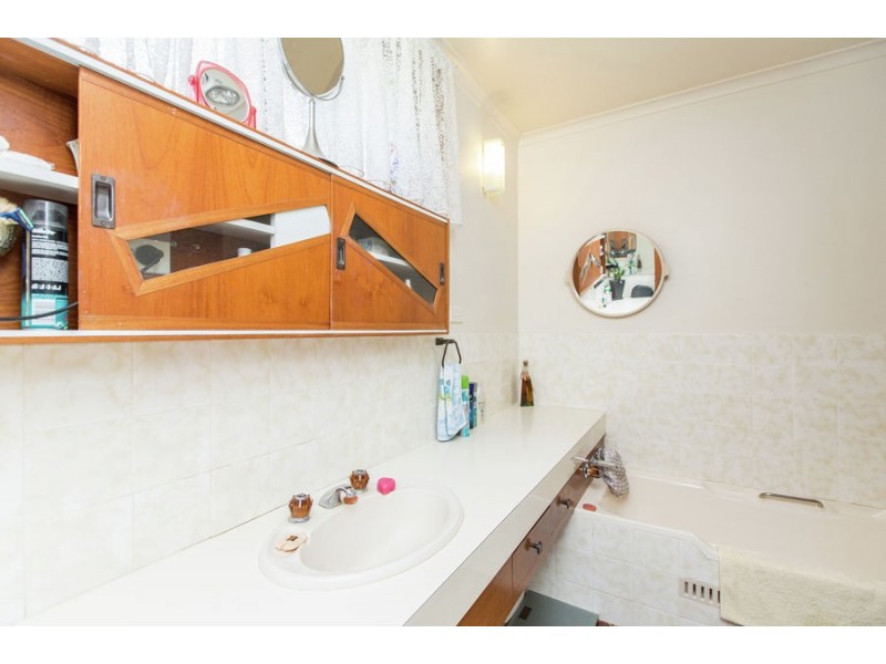 28 Lakeside Drive, Lake Albert NSW 2650