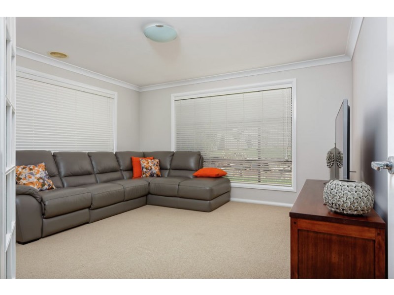 11 Osterley Street, Bourkelands NSW 2650