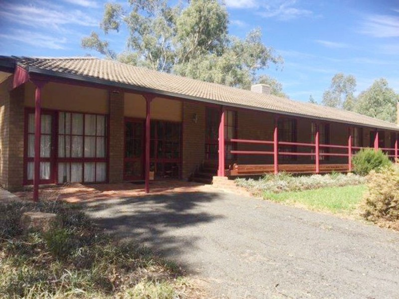 8 Sycamore Road, Lake Albert NSW 2650