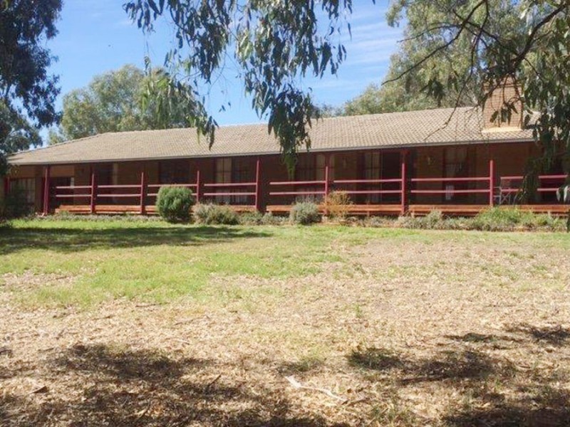 8 Sycamore Road, Lake Albert NSW 2650