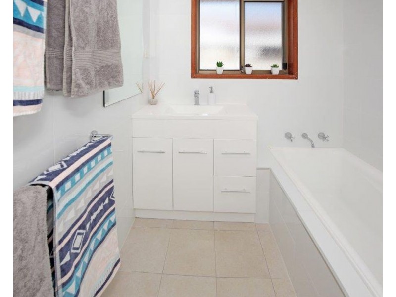 64 Undurra Drive, Glenfield Park NSW 2650