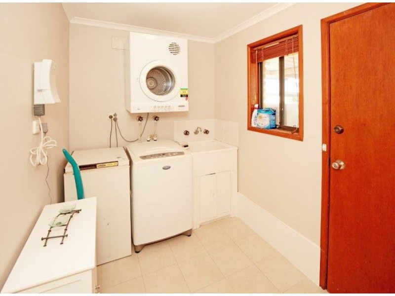 64 Undurra Drive, Glenfield Park NSW 2650