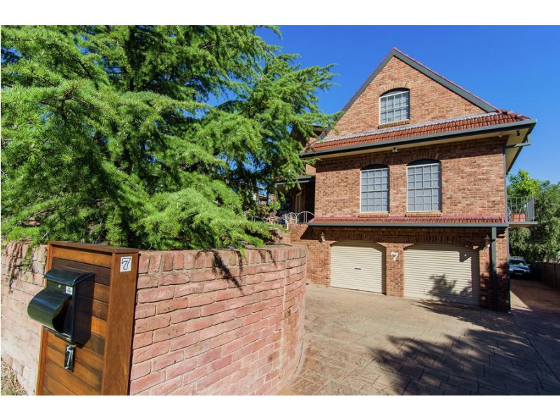 7 Allambie Way, Mount Austin NSW 2650