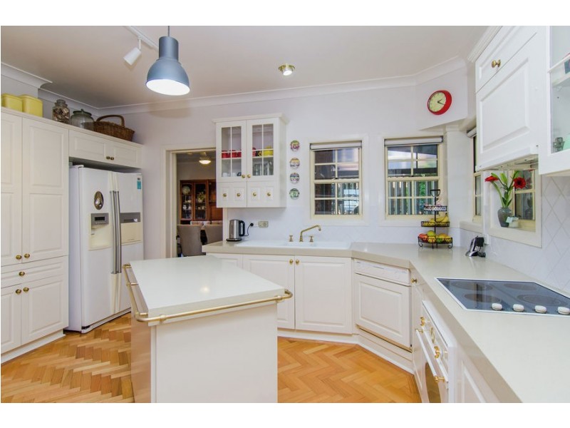 7 Allambie Way, Mount Austin NSW 2650