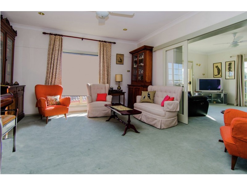 7 Allambie Way, Mount Austin NSW 2650