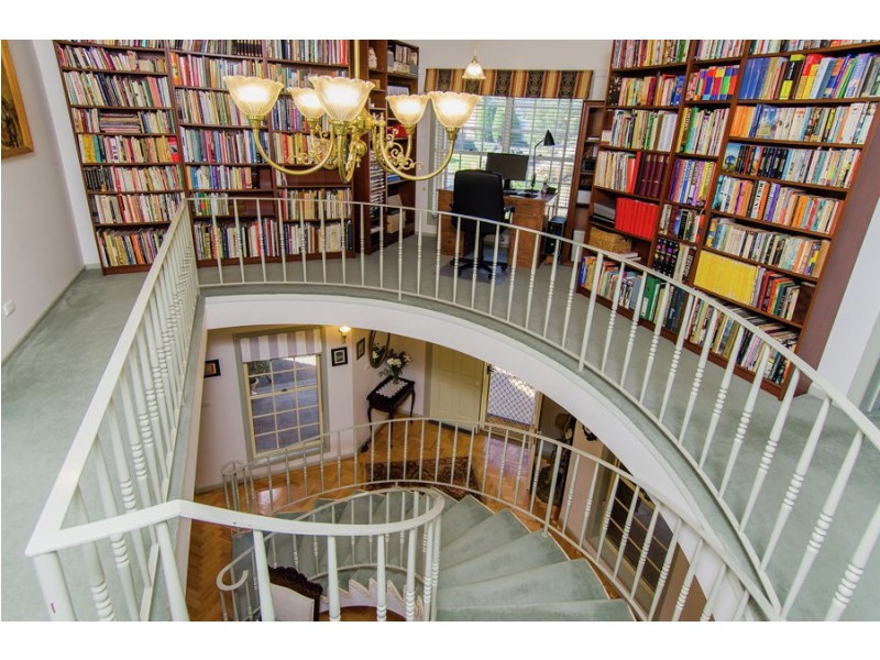 7 Allambie Way, Mount Austin NSW 2650