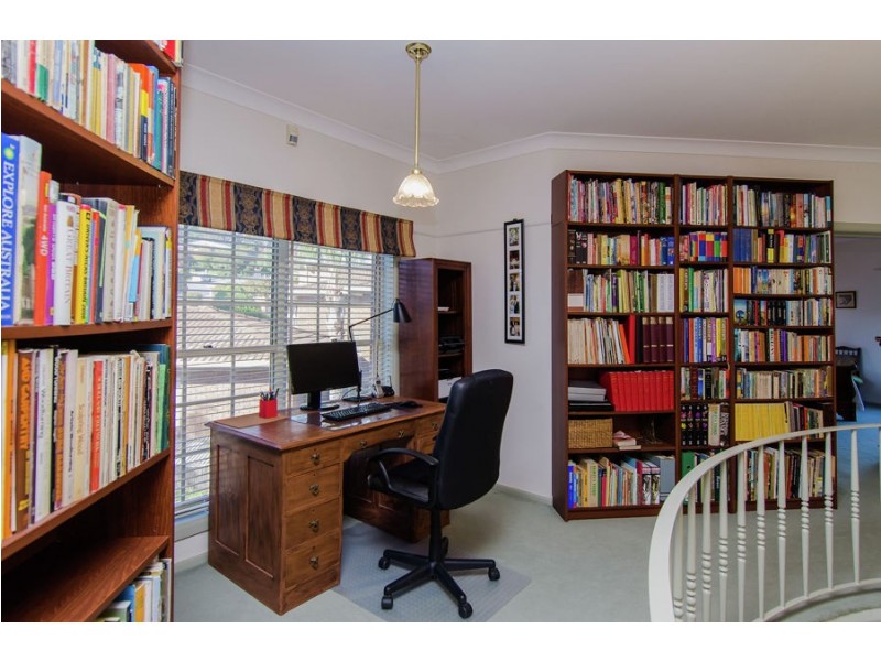 7 Allambie Way, Mount Austin NSW 2650