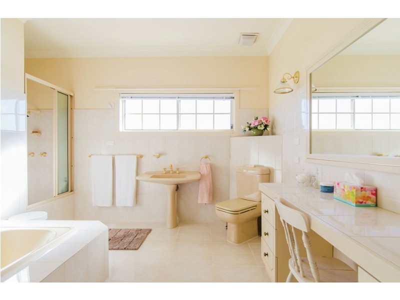 7 Allambie Way, Mount Austin NSW 2650