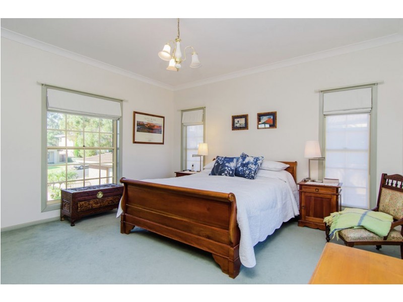 7 Allambie Way, Mount Austin NSW 2650