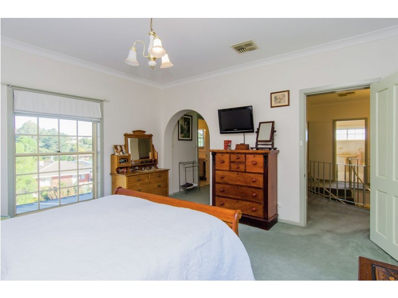 7 Allambie Way, Mount Austin NSW 2650