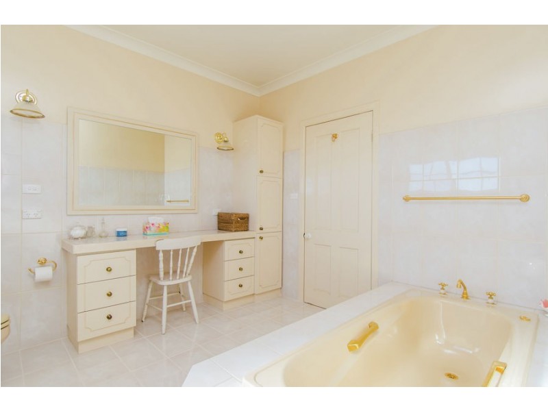 7 Allambie Way, Mount Austin NSW 2650