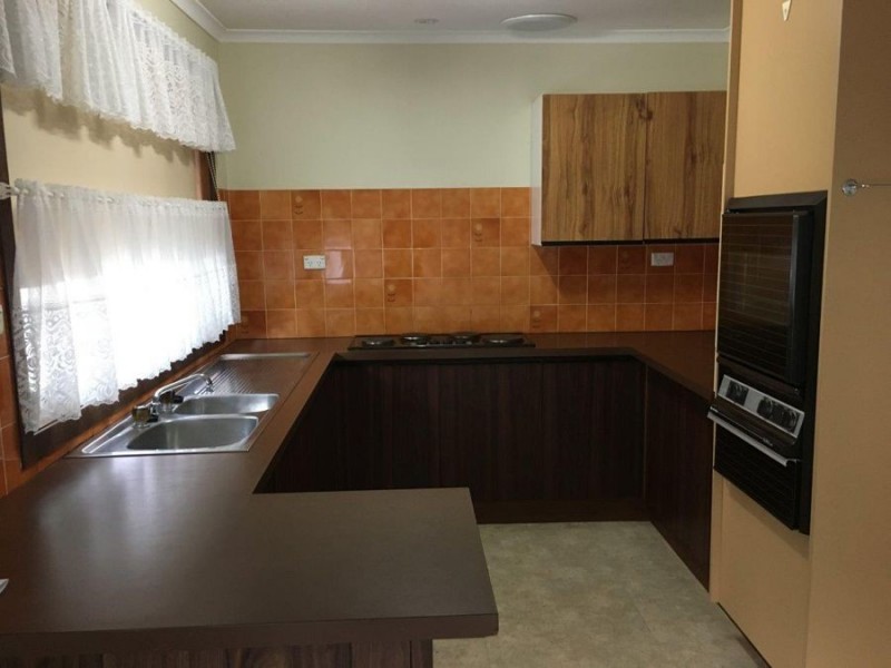 2/61 Main Street, Lake Albert NSW 2650