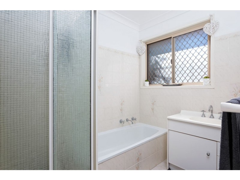 4 Langi Crescent, Glenfield Park NSW 2650