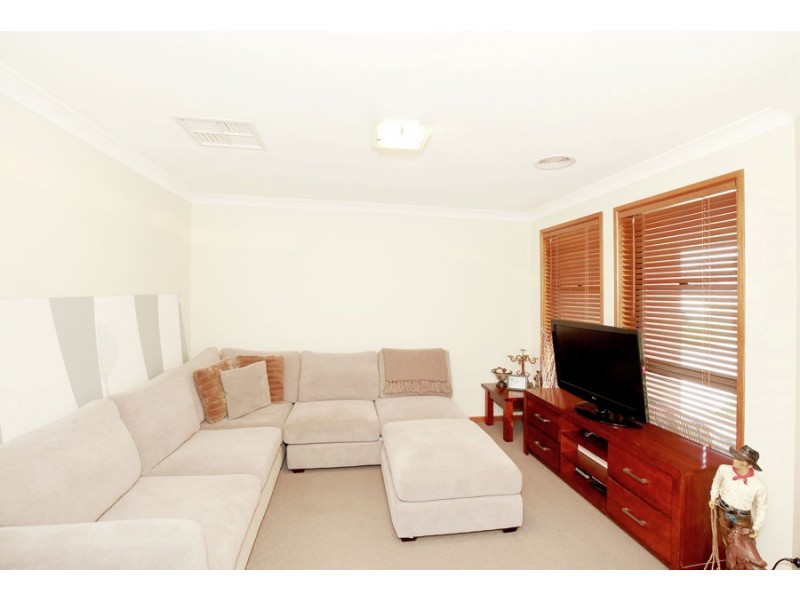 4 Alma Crescent, Estella NSW 2650