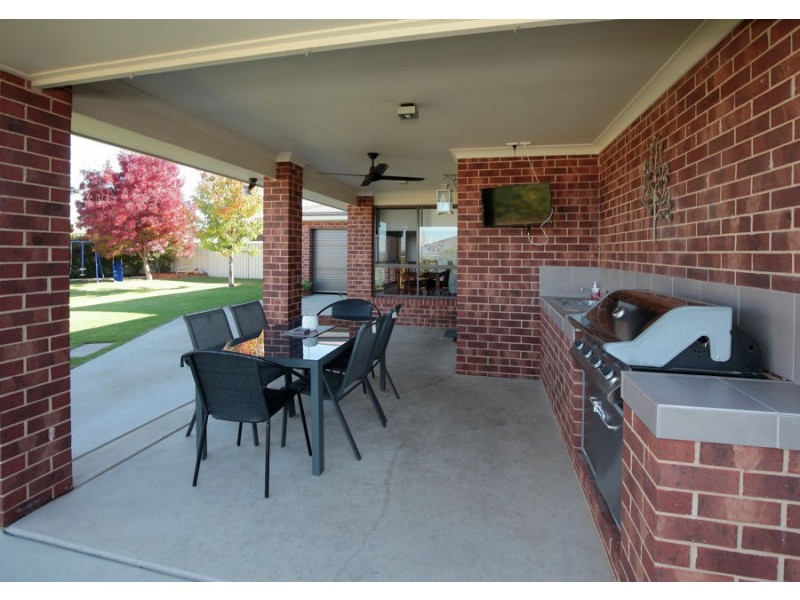 4 Alma Crescent, Estella NSW 2650