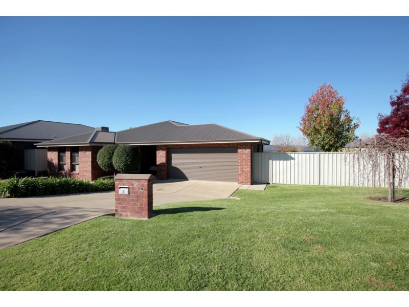 4 Alma Crescent, Estella NSW 2650