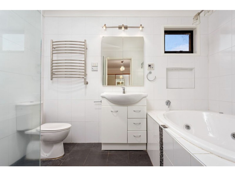 70 Mimosa Drive, Mount Austin NSW 2650