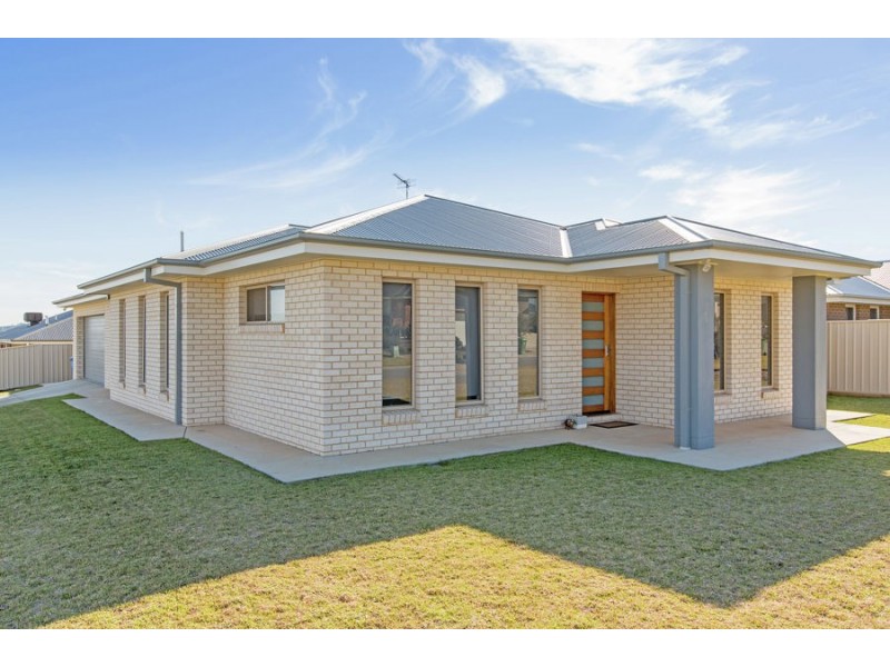 1 Mulberrygong Court, Gobbagombalin NSW 2650