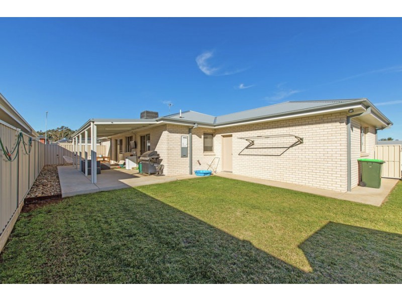 1 Mulberrygong Court, Gobbagombalin NSW 2650