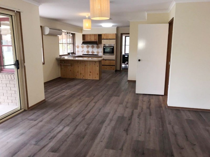 8 Sycamore Road, Lake Albert NSW 2650