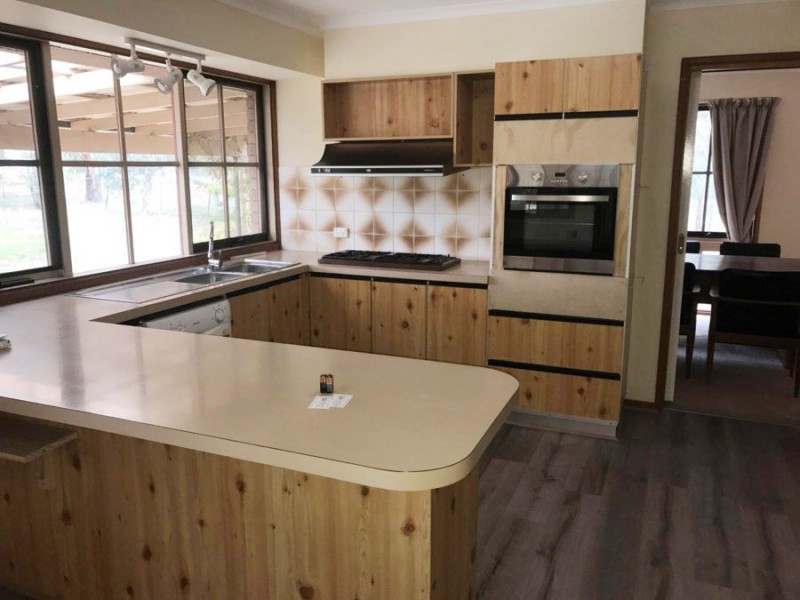 8 Sycamore Road, Lake Albert NSW 2650
