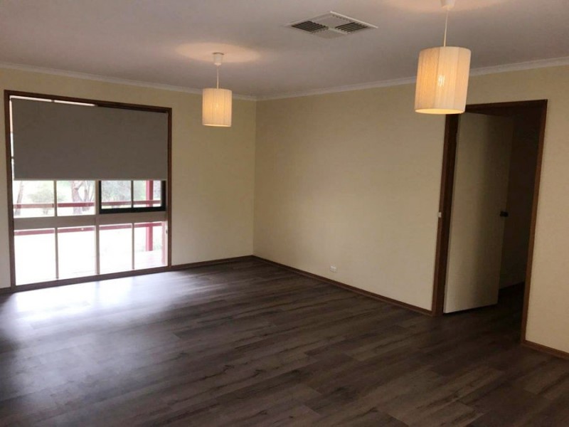 8 Sycamore Road, Lake Albert NSW 2650