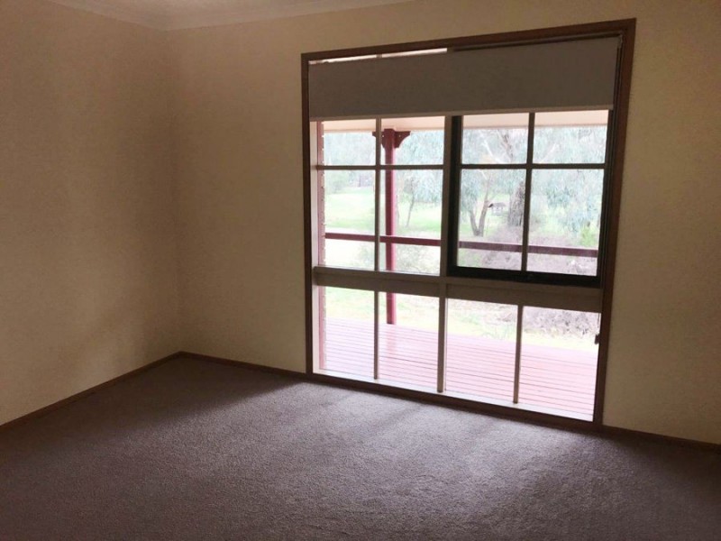 8 Sycamore Road, Lake Albert NSW 2650