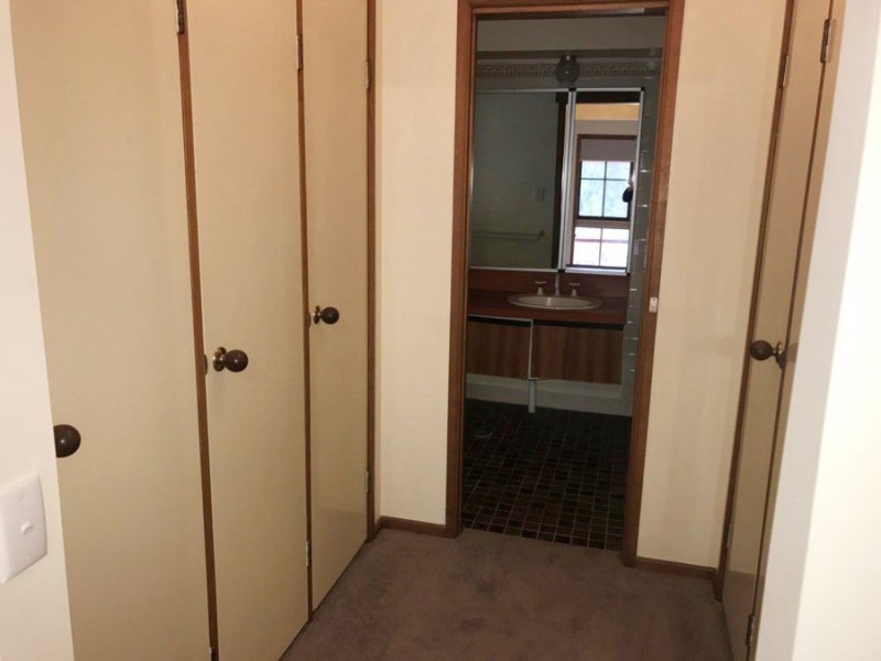 8 Sycamore Road, Lake Albert NSW 2650