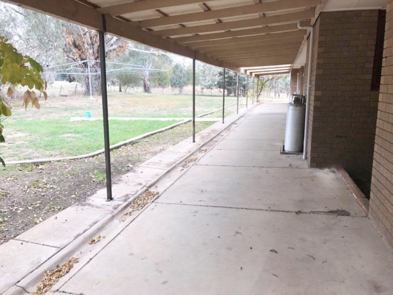 8 Sycamore Road, Lake Albert NSW 2650