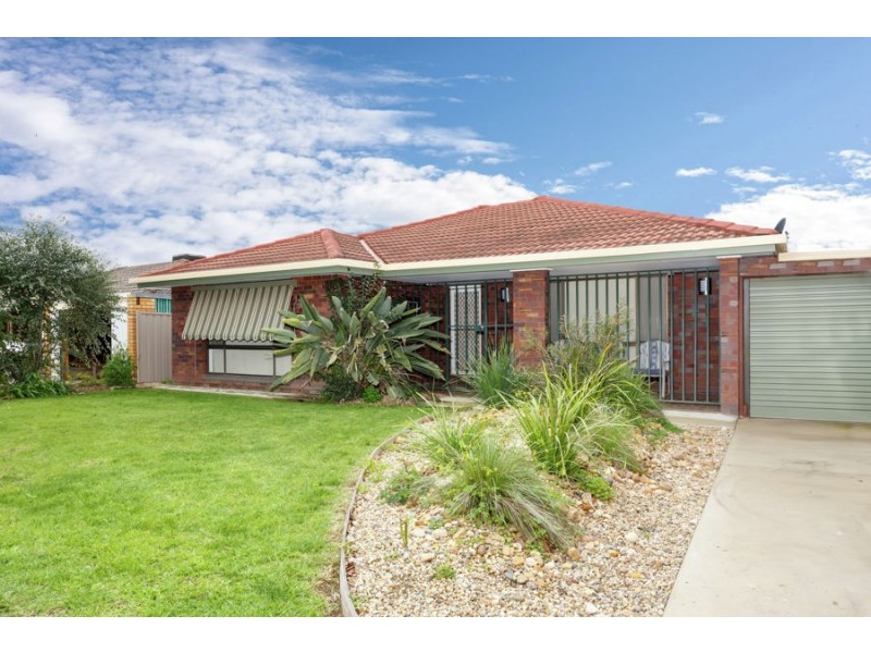 11 Pinaroo Drive, Glenfield Park NSW 2650