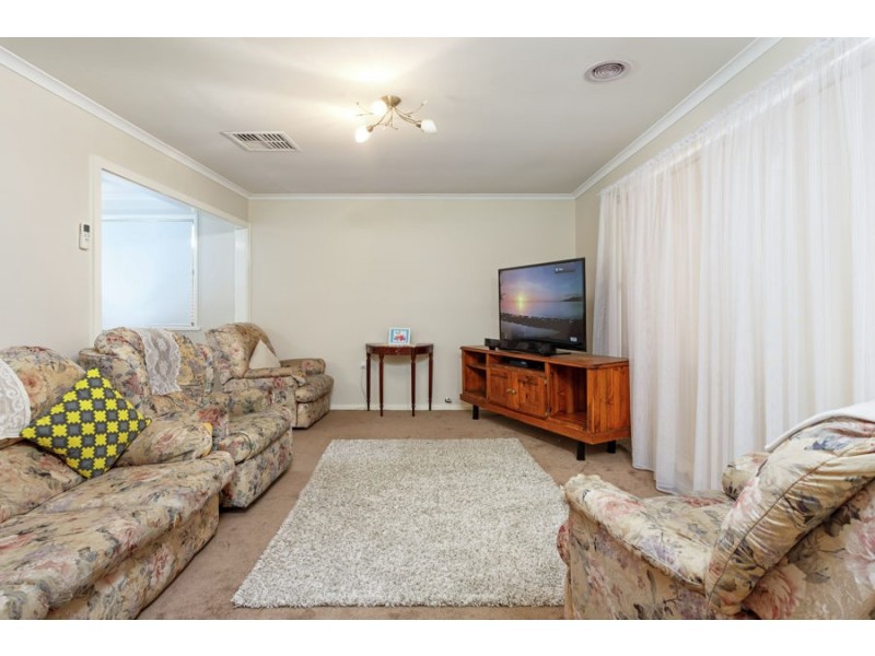 11 Pinaroo Drive, Glenfield Park NSW 2650