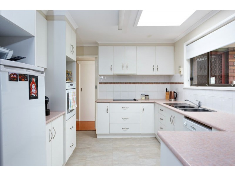 11 Pinaroo Drive, Glenfield Park NSW 2650