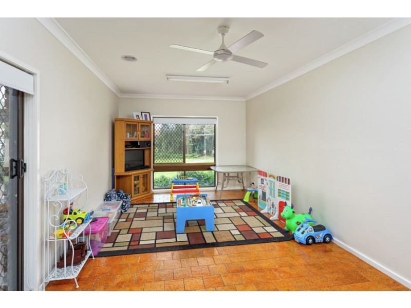 11 Pinaroo Drive, Glenfield Park NSW 2650