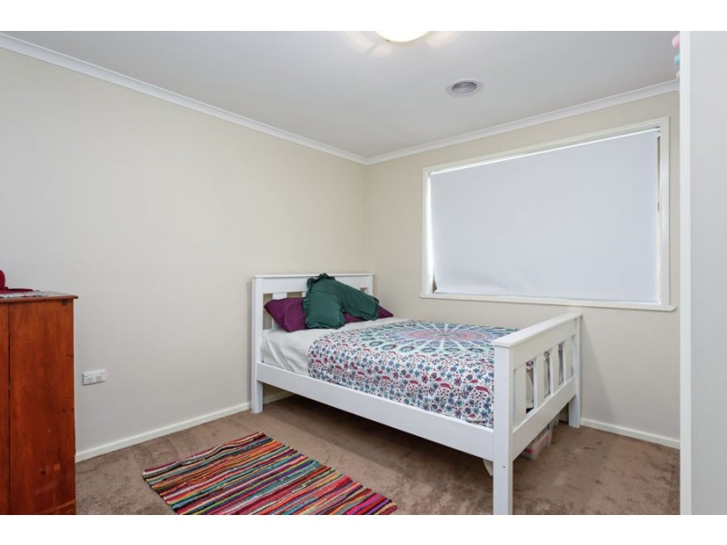 11 Pinaroo Drive, Glenfield Park NSW 2650