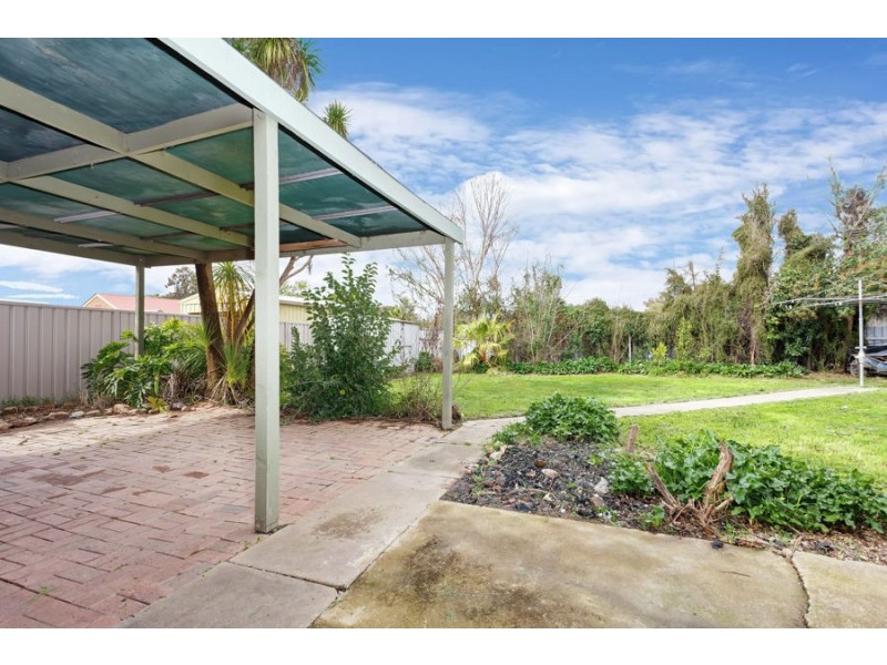11 Pinaroo Drive, Glenfield Park NSW 2650