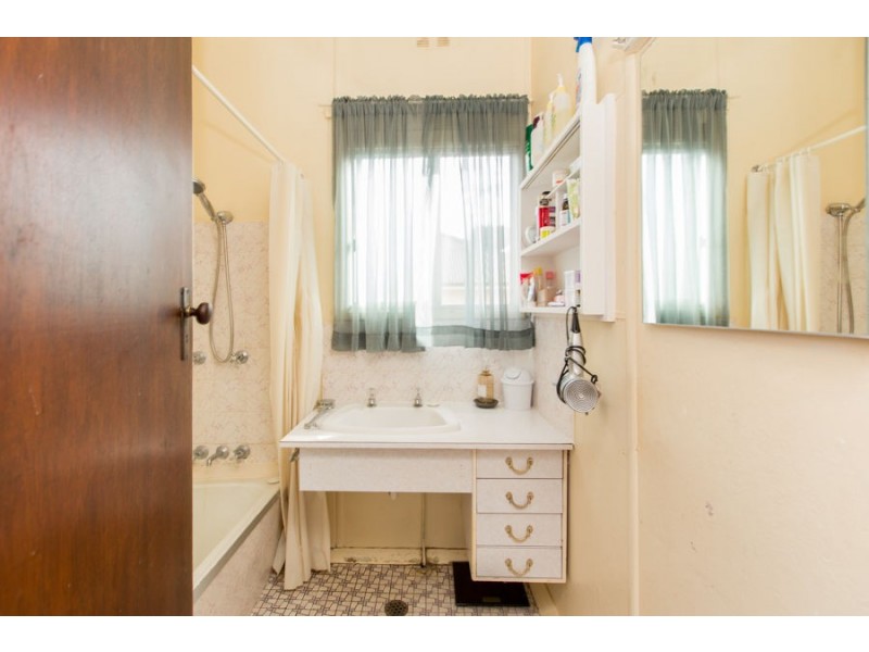 148 Macleay Street, Mount Austin NSW 2650