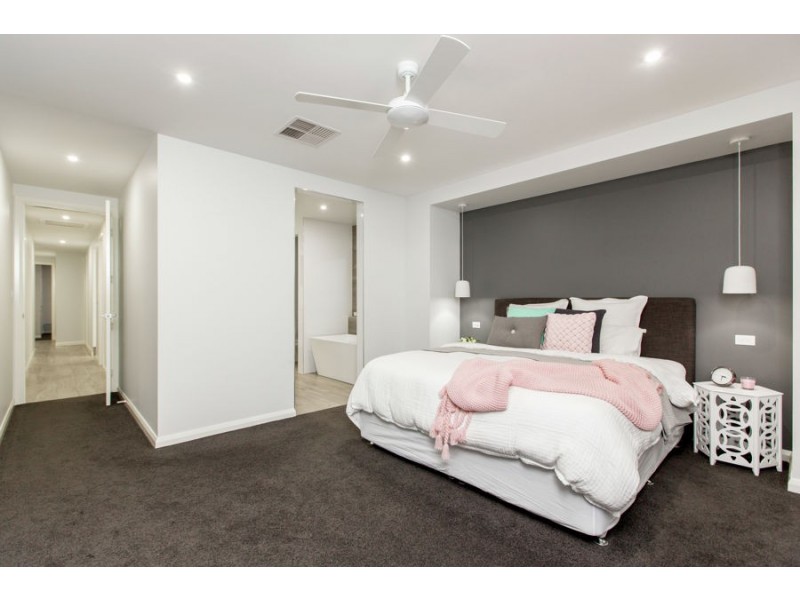 14 Ross Parkway, Gobbagombalin NSW 2650