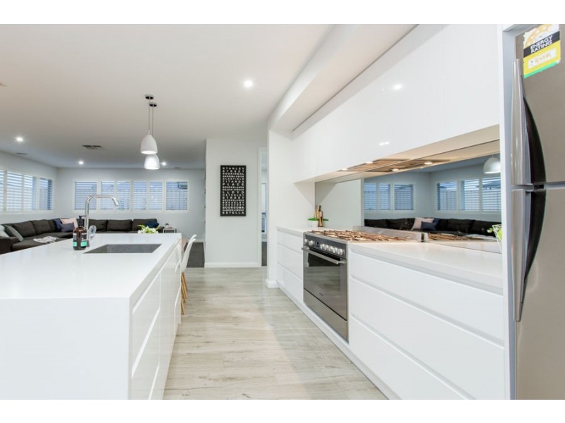 14 Ross Parkway, Gobbagombalin NSW 2650