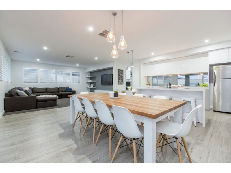 14 Ross Parkway, Gobbagombalin NSW 2650