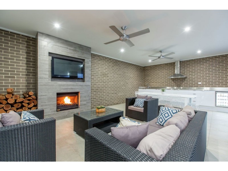 14 Ross Parkway, Gobbagombalin NSW 2650