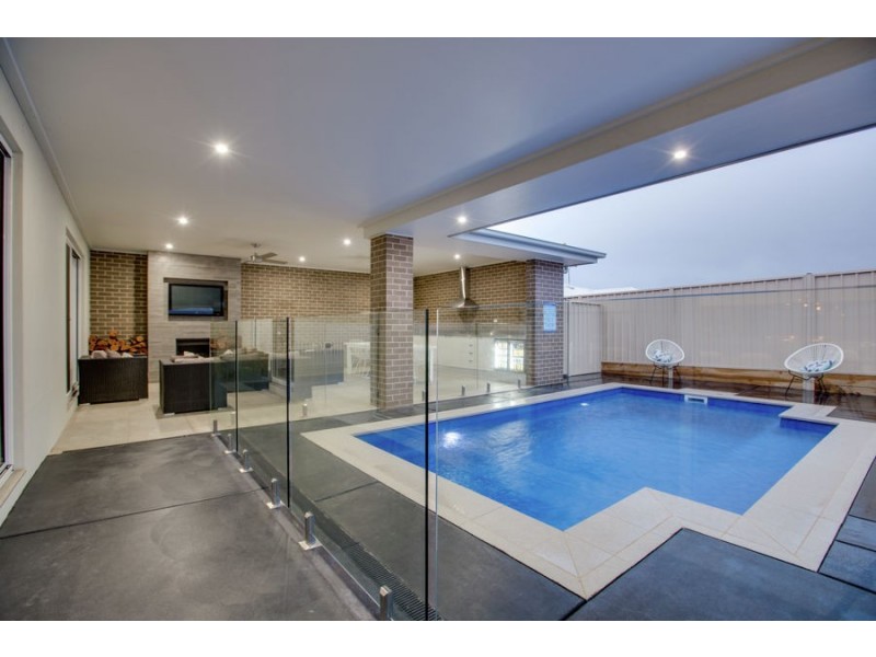 14 Ross Parkway, Gobbagombalin NSW 2650