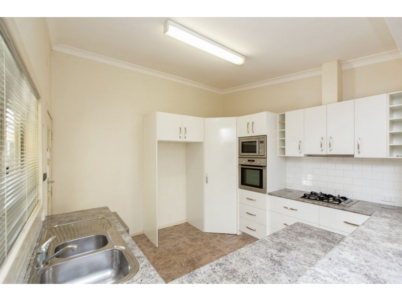 42 Warrawong Street, Kooringal NSW 2650