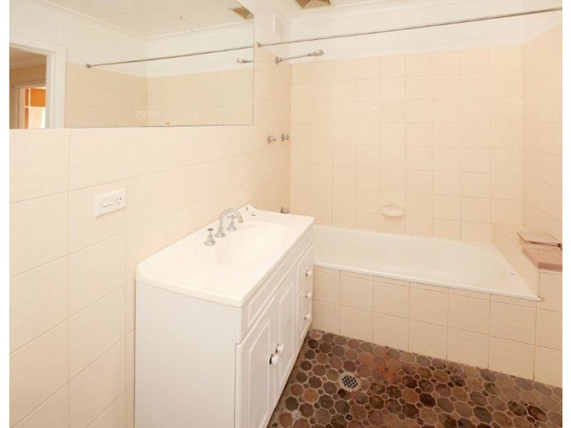 154 Lake Albert Road, Kooringal NSW 2650